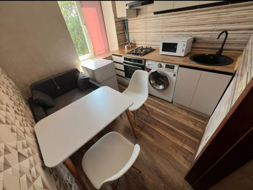 Kitchen or kitchenette, Dining area, stove
