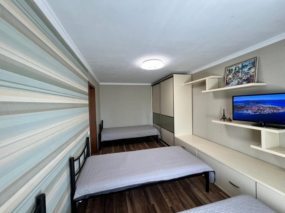 Communal lounge/ TV room, Photo of the whole room, wardrobe