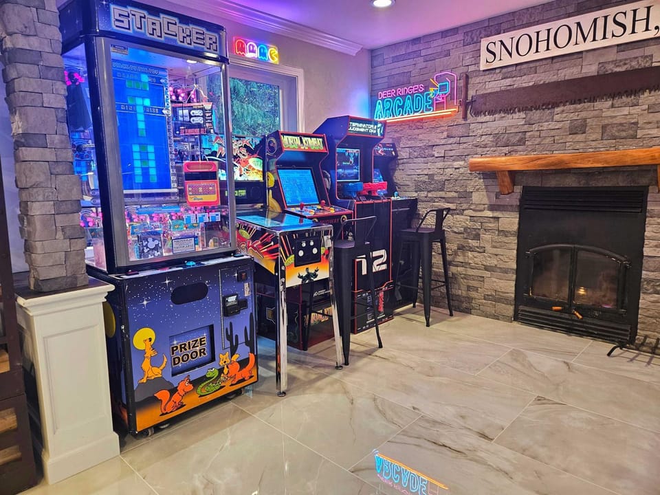 Mountain View Estate Forest Hot Tub Full Arcade House in Everett