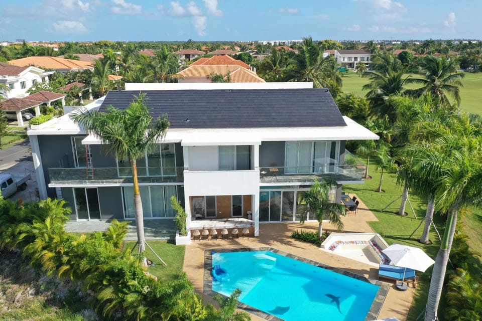 Property building, Patio, Restaurant/places to eat, Day, Garden, Balcony/Terrace, Garden view, Pool view, Swimming pool, sunbed
