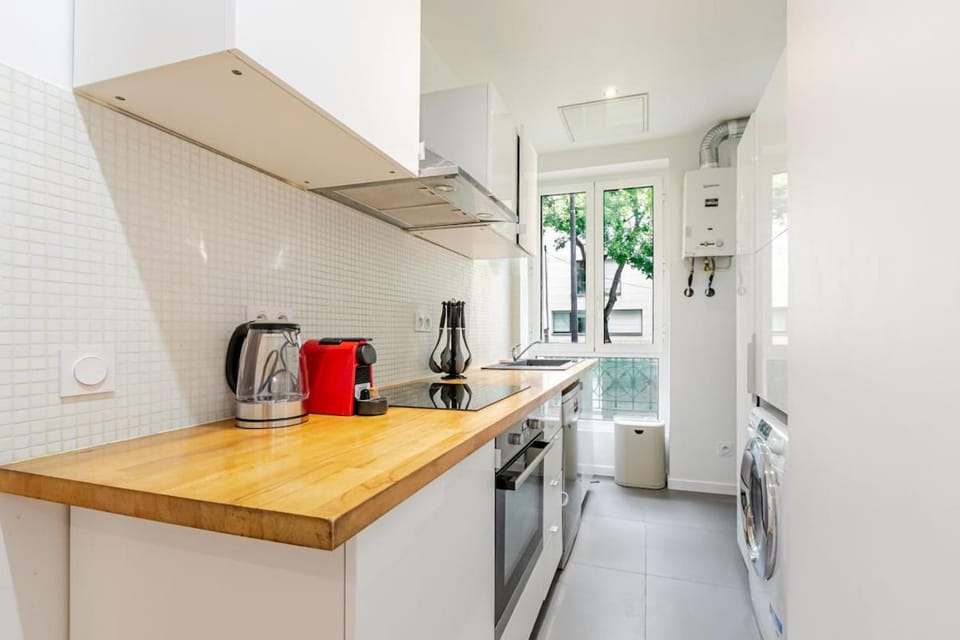 Coffee/tea facilities, Kitchen or kitchenette, oven, stove, toaster