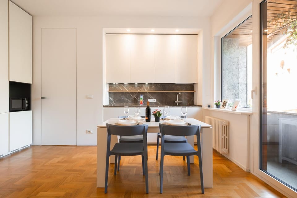 TV and multimedia, Kitchen or kitchenette, Living room, Seating area, Dining area, stove