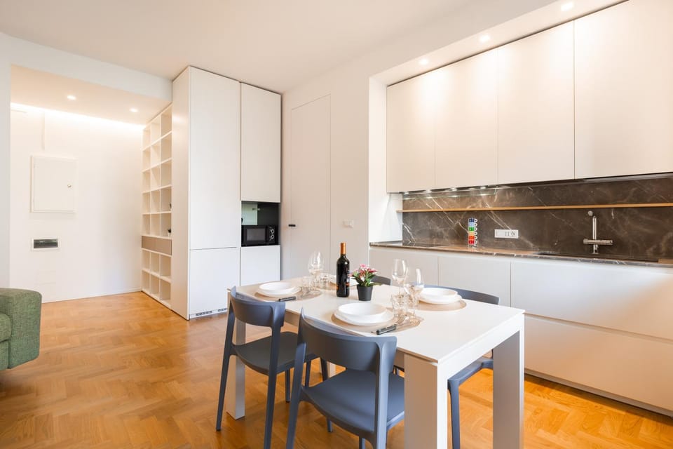 TV and multimedia, Kitchen or kitchenette, Living room, Seating area, Dining area