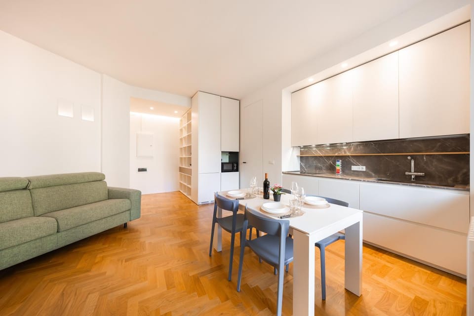 TV and multimedia, Kitchen or kitchenette, Living room, Seating area, Dining area