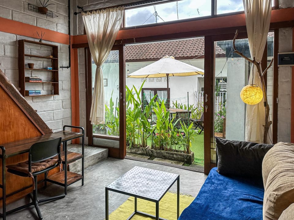 Patio, Day, Garden, View (from property/room), Living room, Seating area, Dining area, Garden view