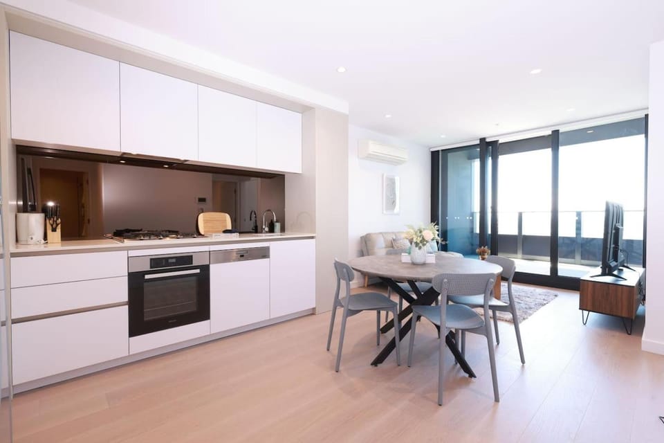 Skyline 2BR With Secure Parking Step To Tram Apartment in Southbank
