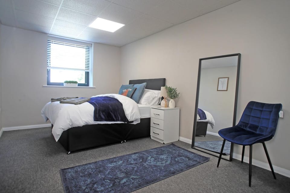 Bed, Photo of the whole room, Seating area, Bedroom