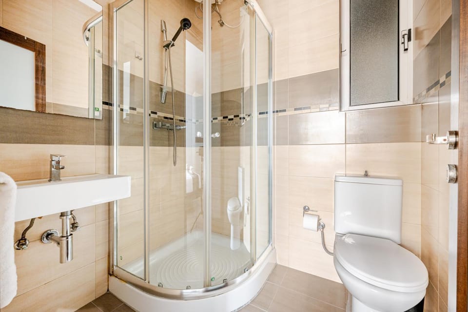 Shower, Toilet