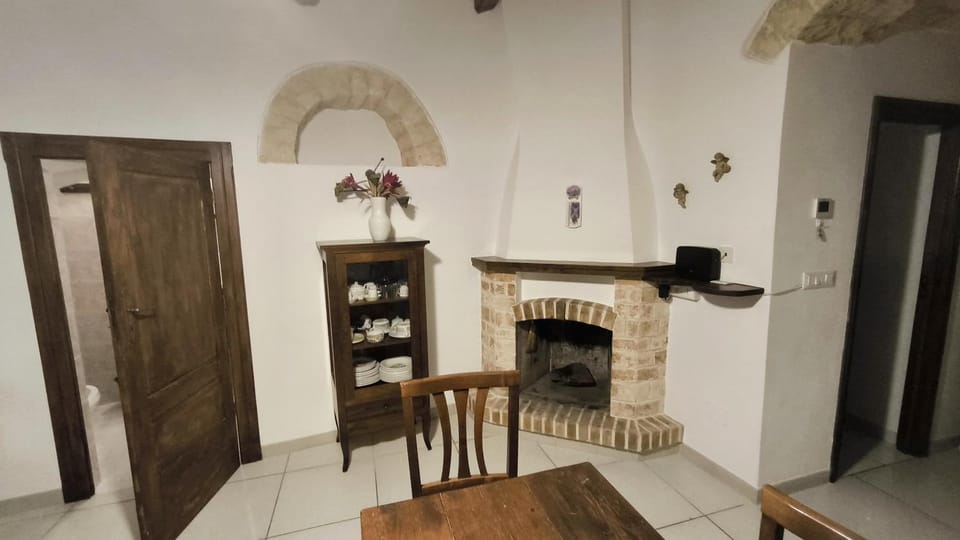 Photo of the whole room, fireplace, internet