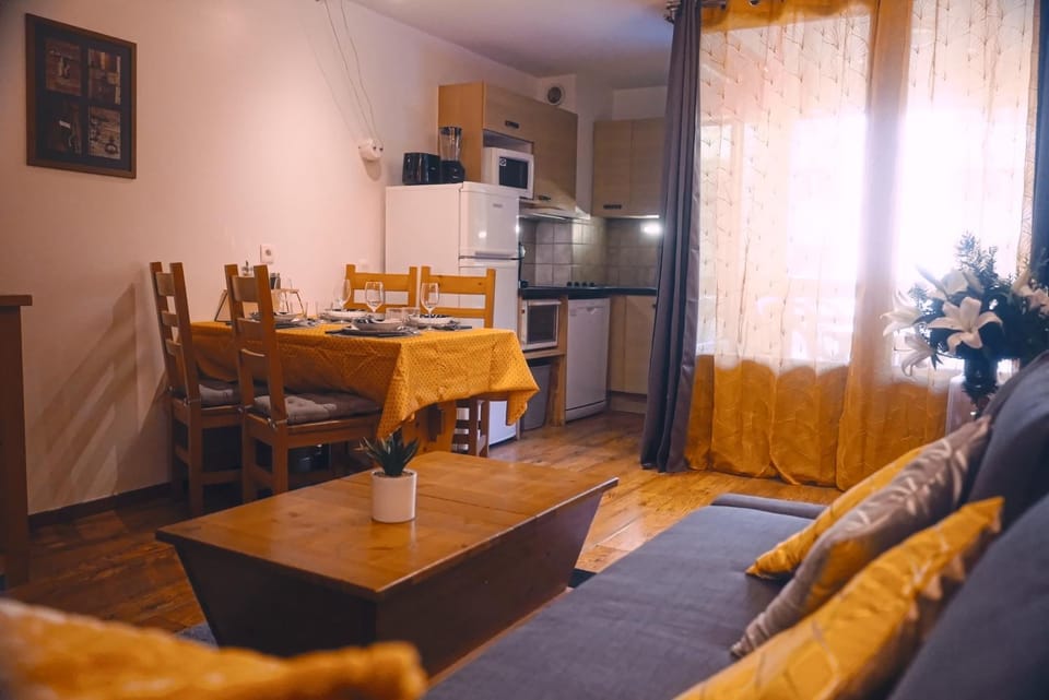 studio chic redécoré avec soin, idéal couples familles ou entre amis,parfait pour cure thermale ou séjour ski, wifi 180 chaines tv parking couvert Apartment in Provence-Alpes-Côte d'Azur