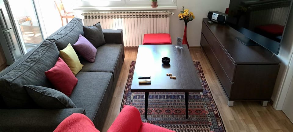 Communal lounge/ TV room, TV and multimedia, Living room, Seating area, Evening entertainment