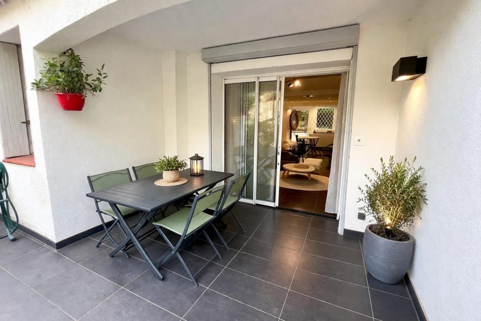 Patio, Dining area