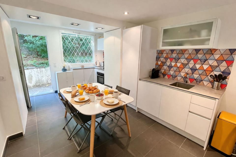 Coffee/tea facilities, Kitchen or kitchenette, Dining area, oven, stove