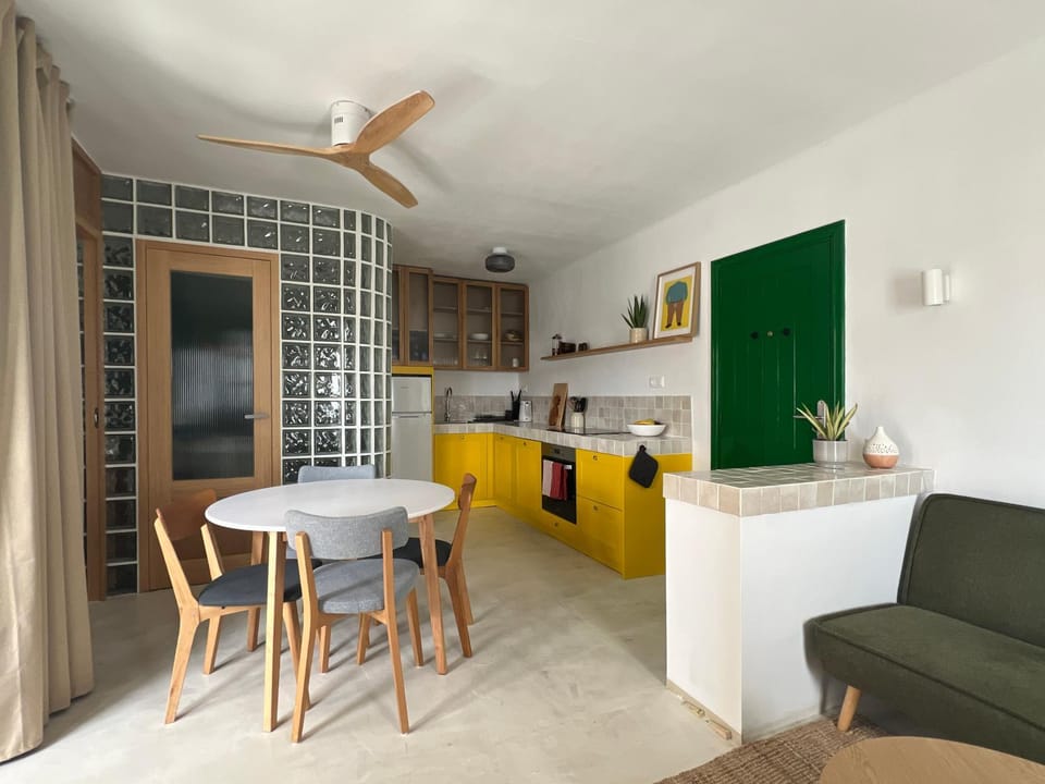Kitchen or kitchenette, Seating area, Dining area