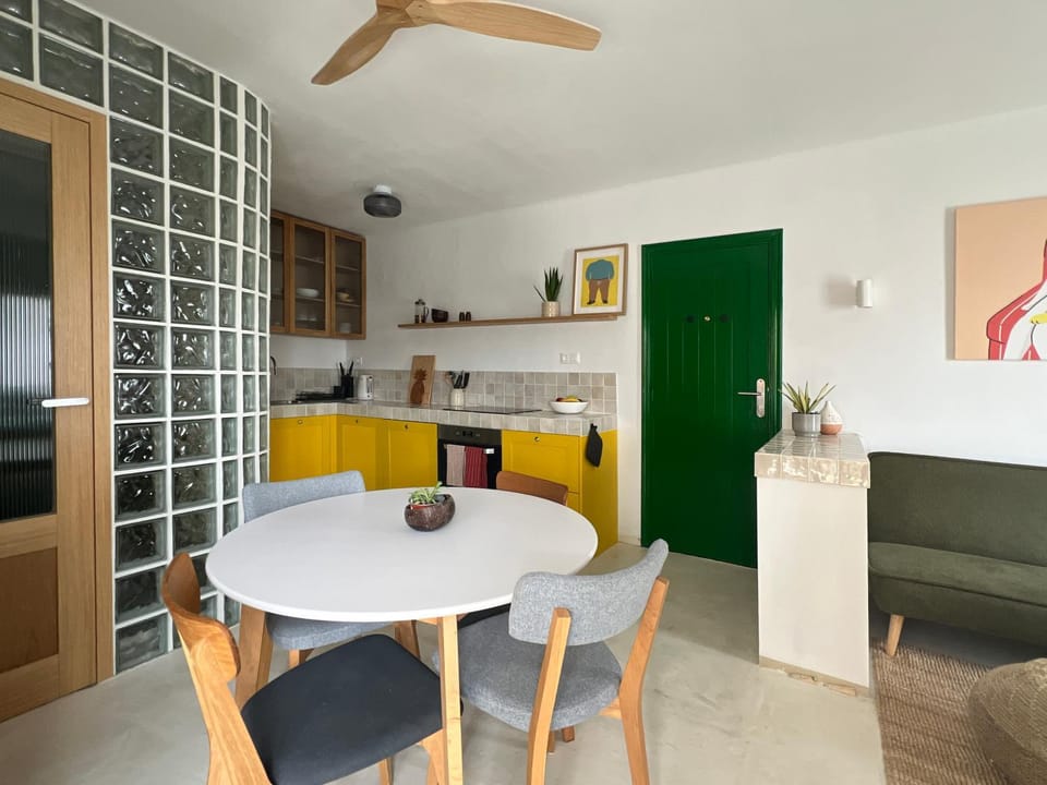 Kitchen or kitchenette, Seating area, Dining area, oven, stove