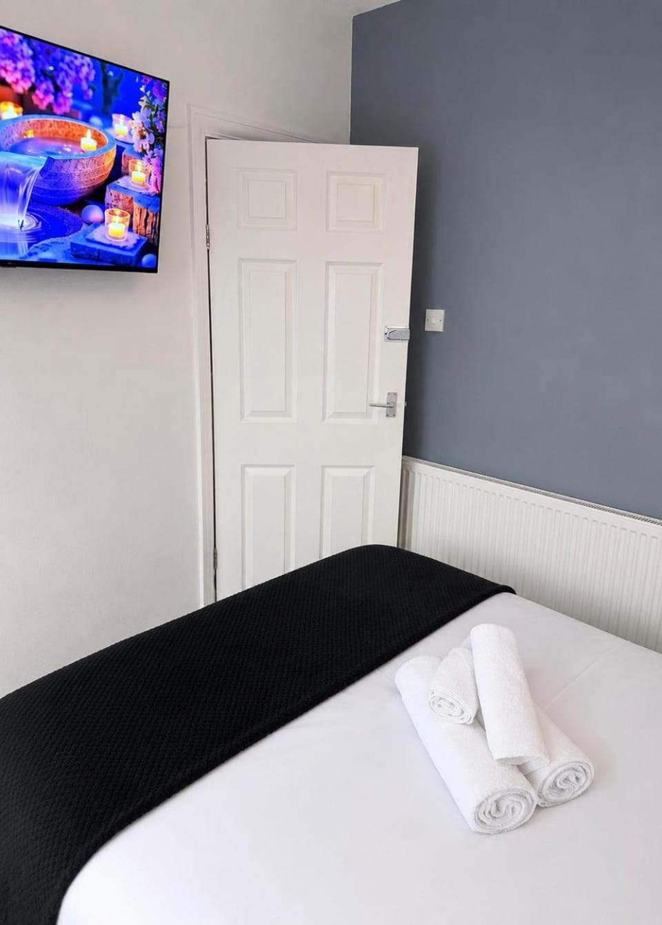 Bed, TV and multimedia, Bedroom