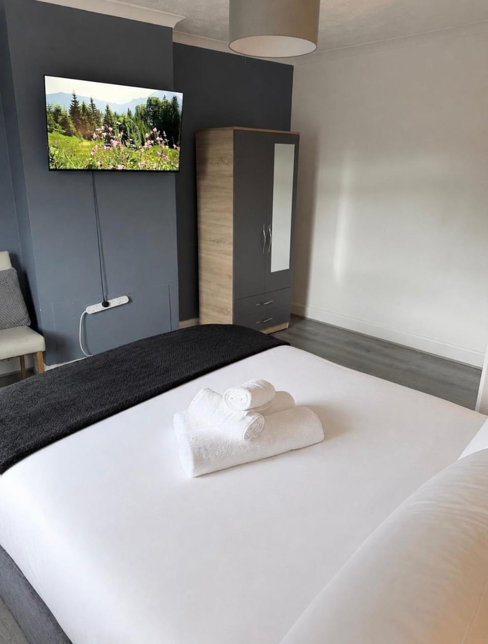 Large 4-Bedrooms Corporate Flat, Free Parking - Amazing Location Apartment in Watford