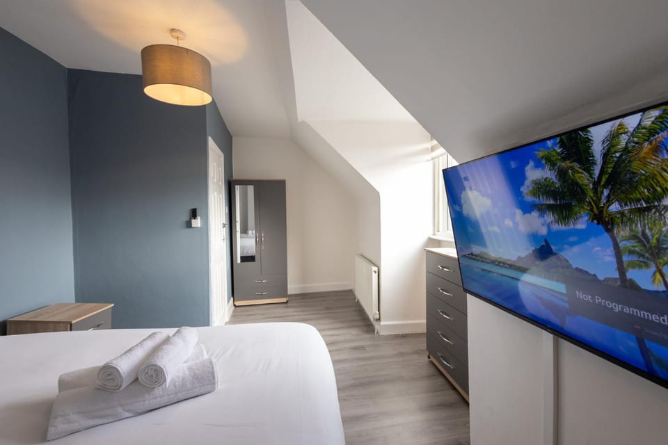 Bed, TV and multimedia, Photo of the whole room, towels