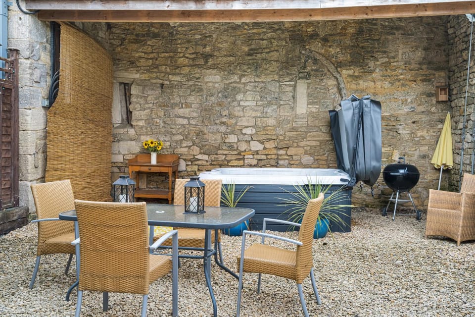 Patio, BBQ facilities, Garden, Hot Tub, Dining area