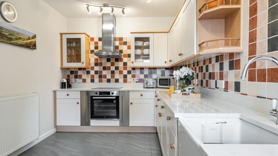 Coffee/tea facilities, microwave, oven, stove, kitchen