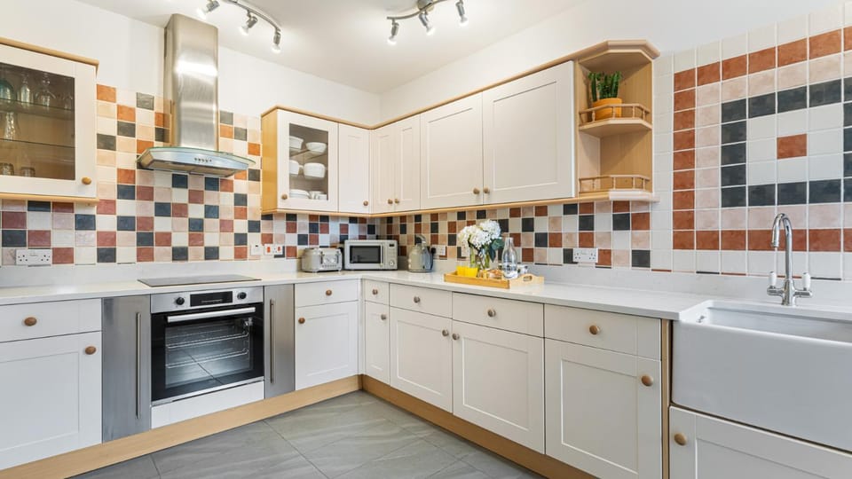 Coffee/tea facilities, microwave, oven, stove, kitchen