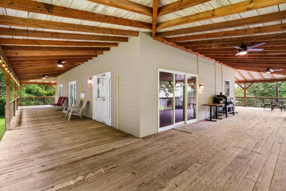 Fawn Hollow Retreat King bed game room BBQ House in Allegheny River