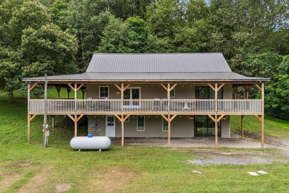 Fawn Hollow Retreat King bed game room BBQ House in Allegheny River