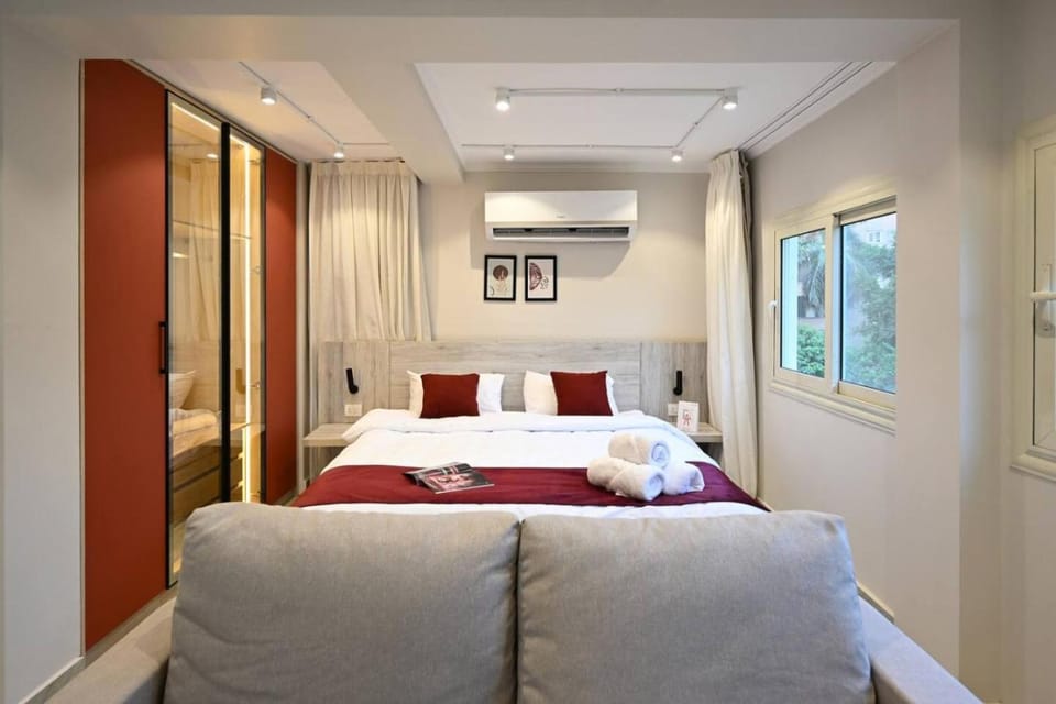 Bed, Photo of the whole room, Bedroom, towels