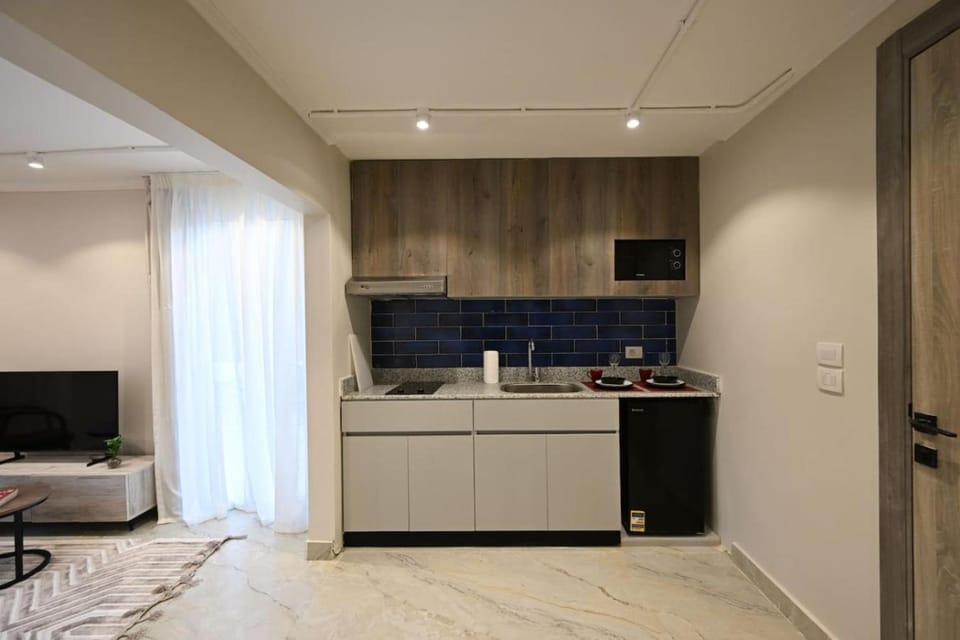 Kitchen or kitchenette, minibar