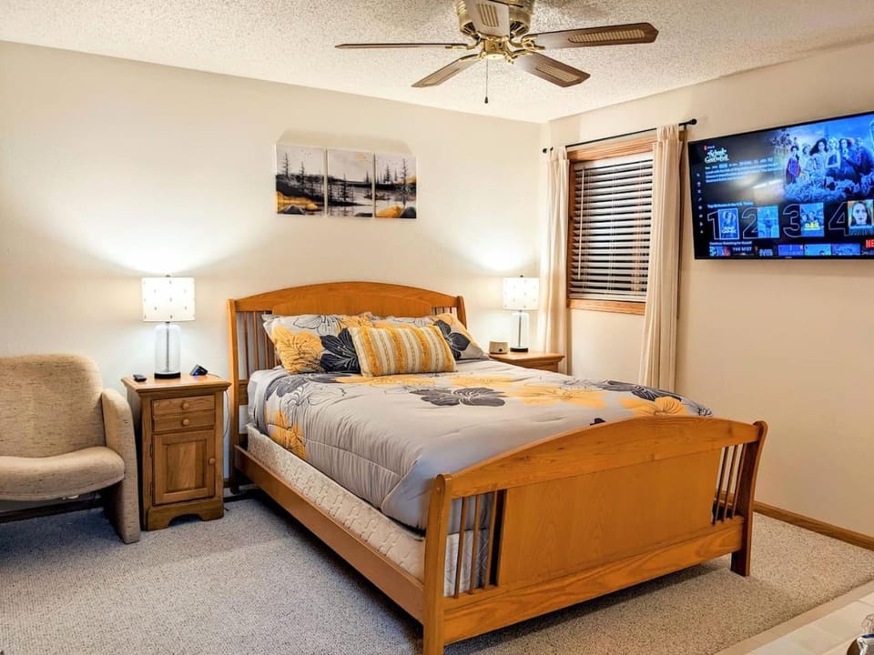 UpperDells Riverfront Jacuzzi, Pool and Hot Tub House in Wisconsin Dells