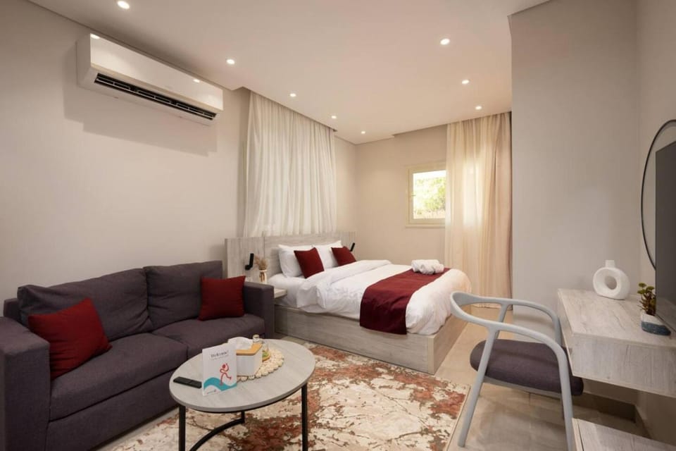 Bed, TV and multimedia, Living room, Photo of the whole room, Seating area, Bedroom, air conditioner