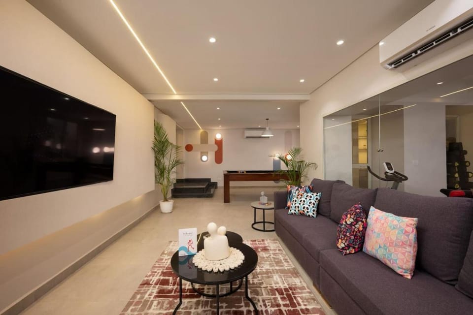 Communal lounge/ TV room, TV and multimedia, Living room, Seating area, air conditioner