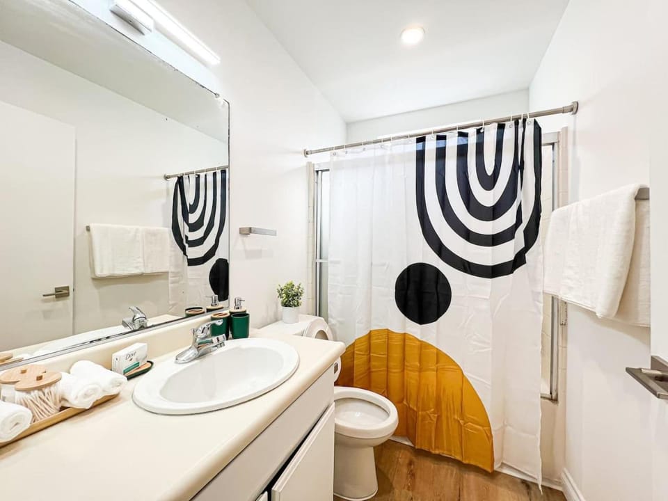 Boho-Inspired 2BR Escape near Hollywood- BR1 - BUR House in Burbank