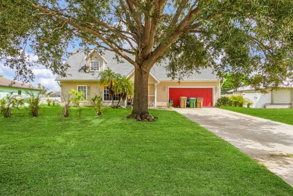 Pet-Friendly • Outdoor Space + Parking House in North Fort Myers