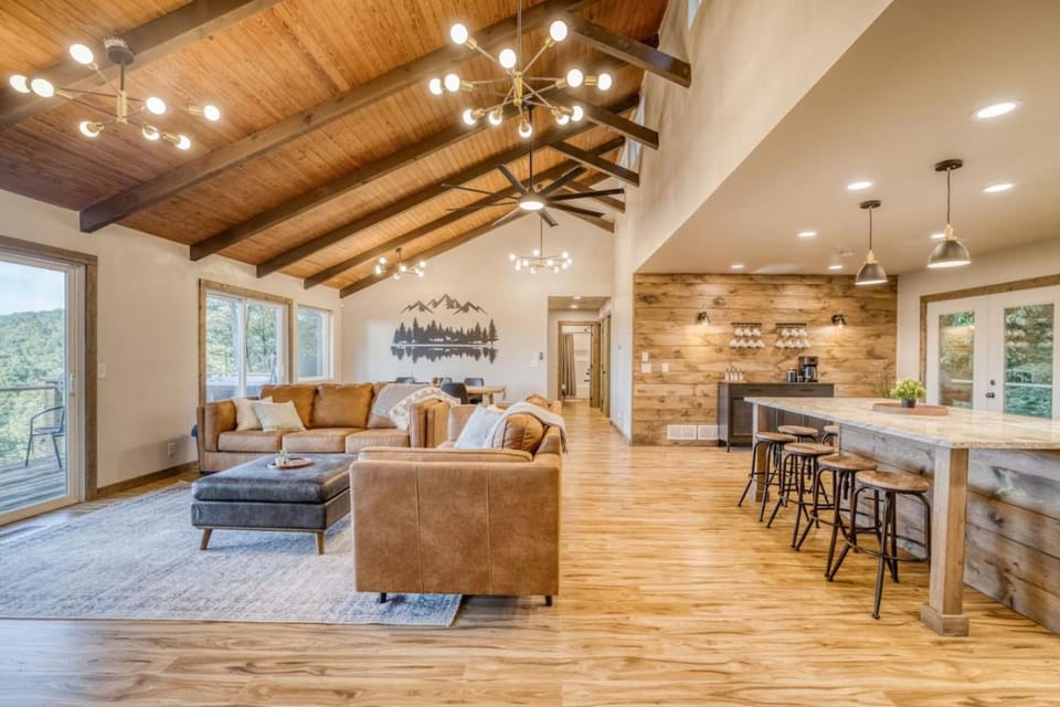 Family Lodge - Hot Tub-Theater-Game Room-Fire Pit House in Georgia