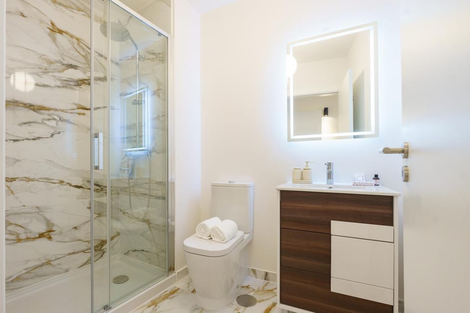 Shower, Toilet, Bathroom, towels