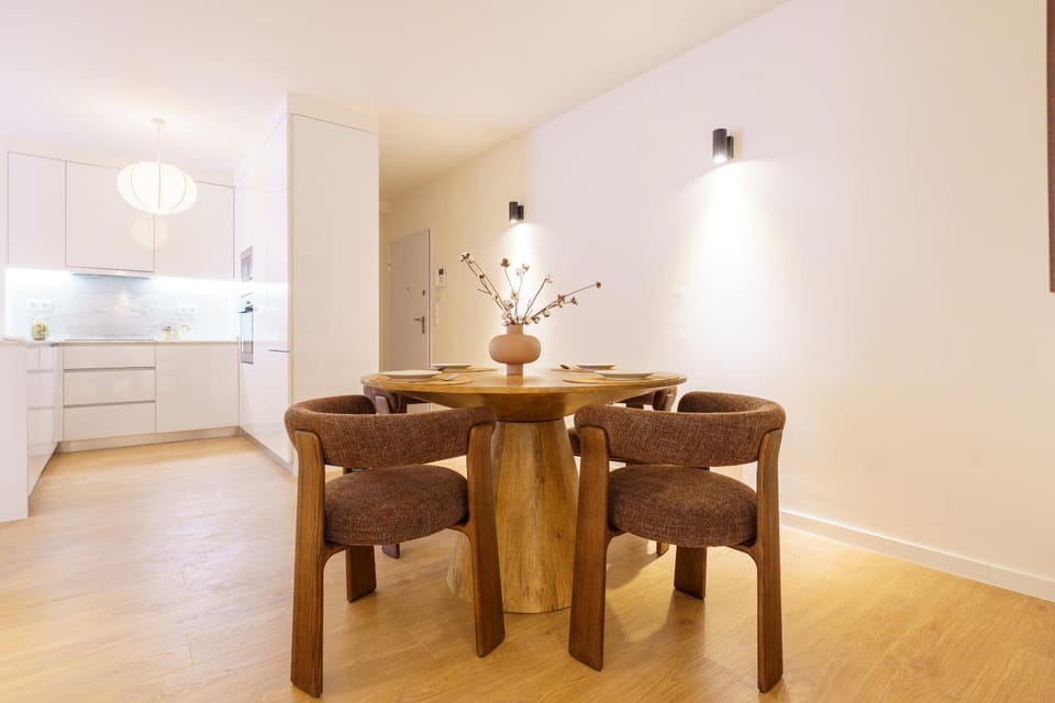 Kitchen or kitchenette, Dining area