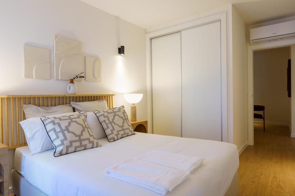 Bed, Photo of the whole room, Bedroom, wardrobe, air conditioner