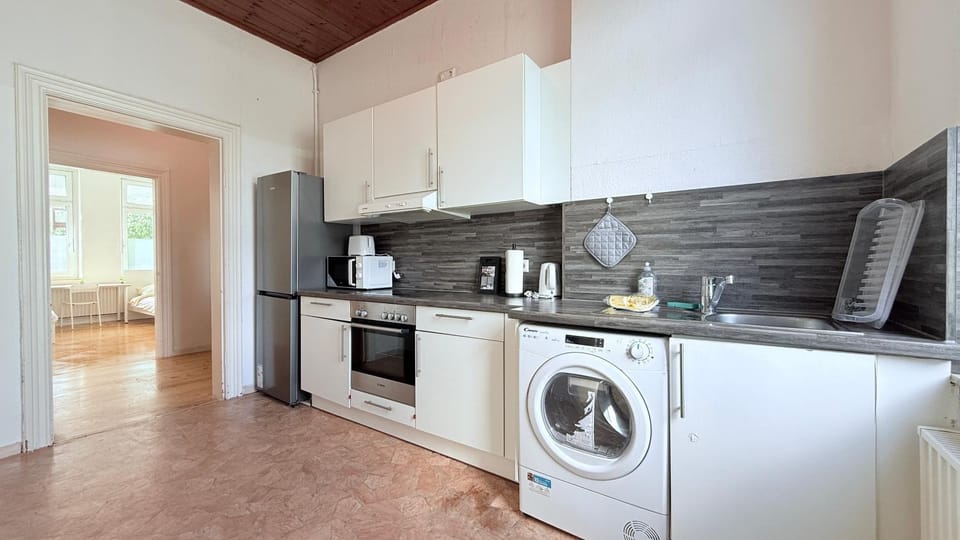 Coffee/tea facilities, Kitchen or kitchenette, oven, stove, toaster, washing machine, dryer