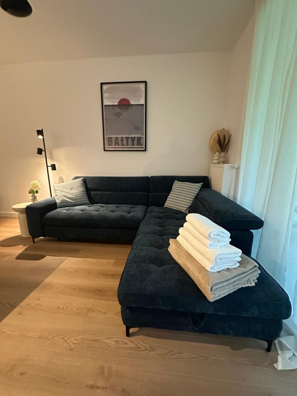 Bed, Living room, Seating area, towels