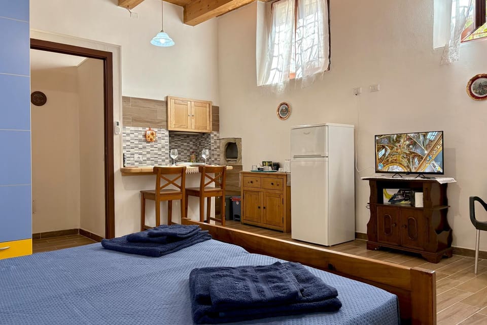 Bed, Kitchen or kitchenette, Photo of the whole room, Dining area, Bedroom, oven, stove, towels