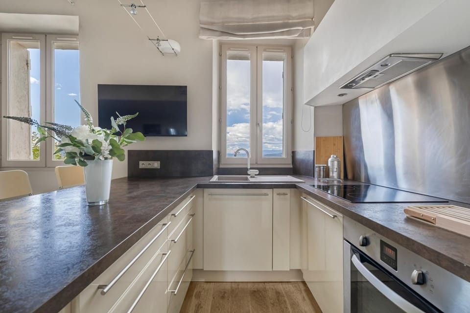 Kitchen or kitchenette, dishwasher, oven, pet friendly, stove