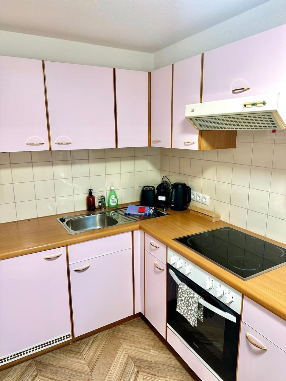 Kitchen or kitchenette, pet friendly, stove, toaster