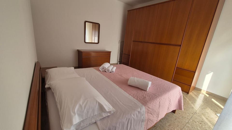 Bed, Photo of the whole room, Bedroom, towels, wardrobe