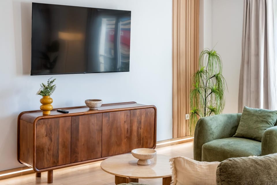 TV and multimedia, Living room, Seating area, air conditioner