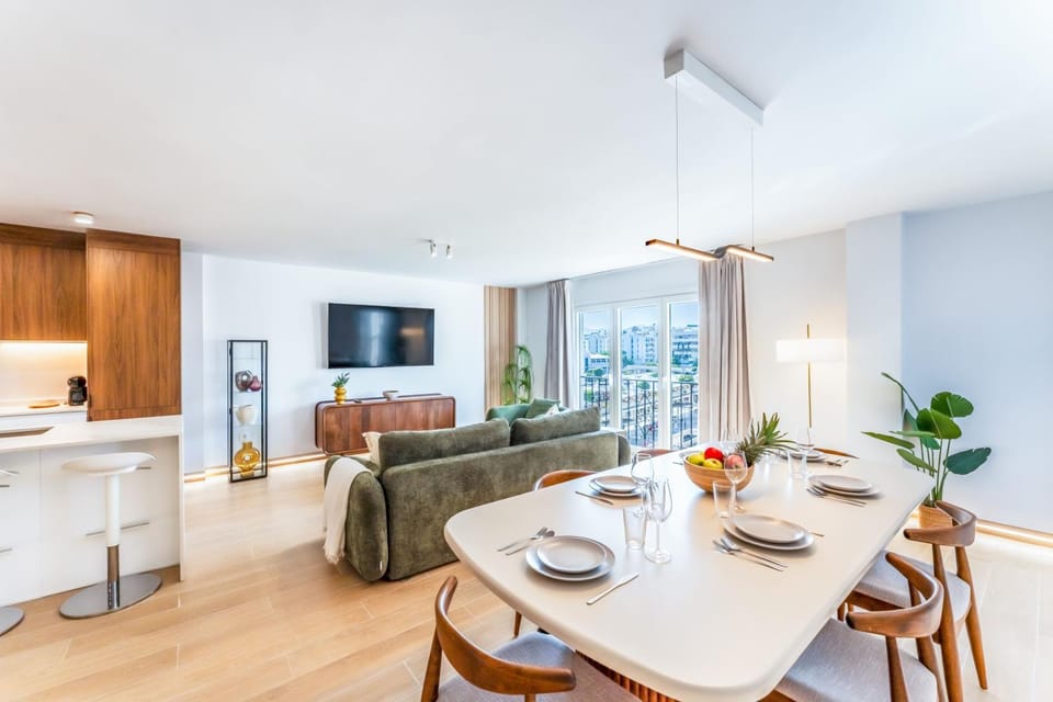 TV and multimedia, Living room, Seating area, Dining area, air conditioner