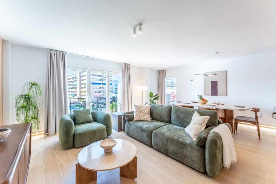 TV and multimedia, Living room, Seating area, Dining area, air conditioner
