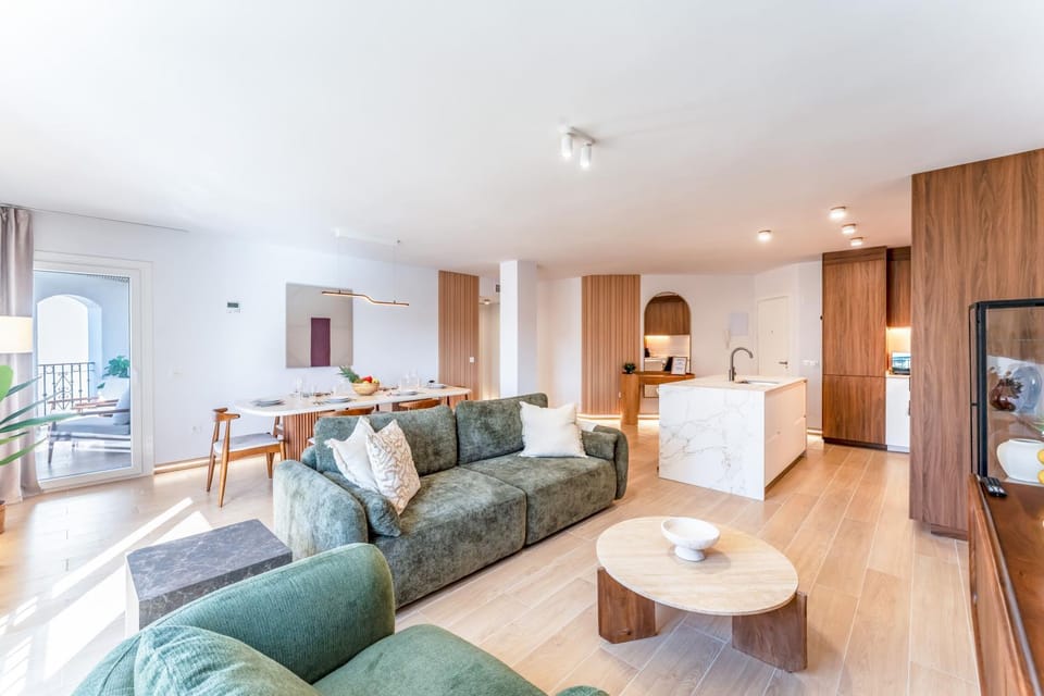 TV and multimedia, Kitchen or kitchenette, Living room, Seating area, Dining area, air conditioner