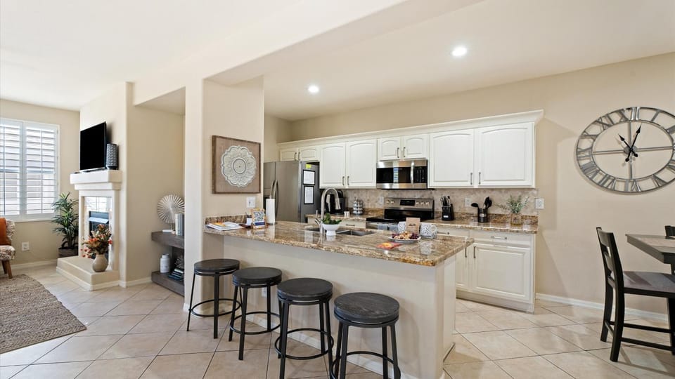 Lux Condo Pool, Jacuzzi, Gym & Golf Access Apartment in Kierland