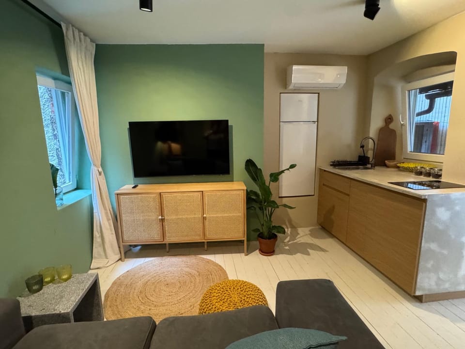 Kitchen or kitchenette, Seating area